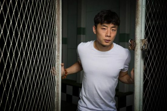他的巨大狠狠挺进她的身体